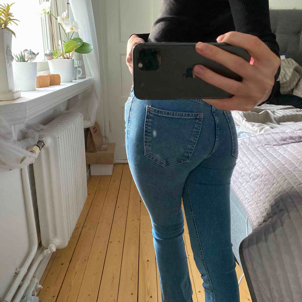 Ett par fina (oanvända) bootcut jeans från gina☺️ anledning till att jag säljer är för att dom aldrig kom till användning (lapparna är frf är kvar på dom). Sitter jättefint på!!❤️ . Jeans & Byxor.