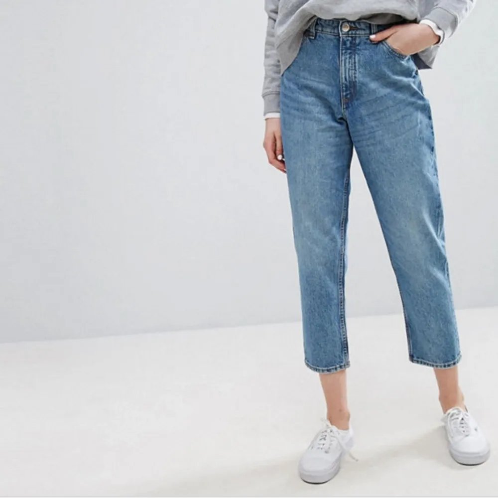 Ett par blåa mom jeans (nypris 400kr) som funkar till det mesta! Är för små för mig, så förhoppningsvis hittar de ett par nya ben att sitta på ;) . Jeans & Byxor.