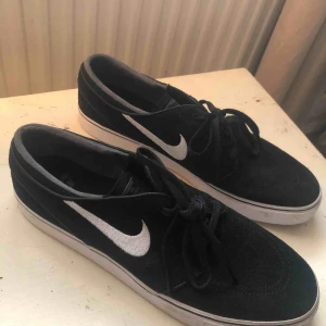  - Säljer skor som aldrig blivit använda för fel storlek, helt oanvända och inte alls slitna. I äkta läder men Tyget på skorna är i äkta mocka.