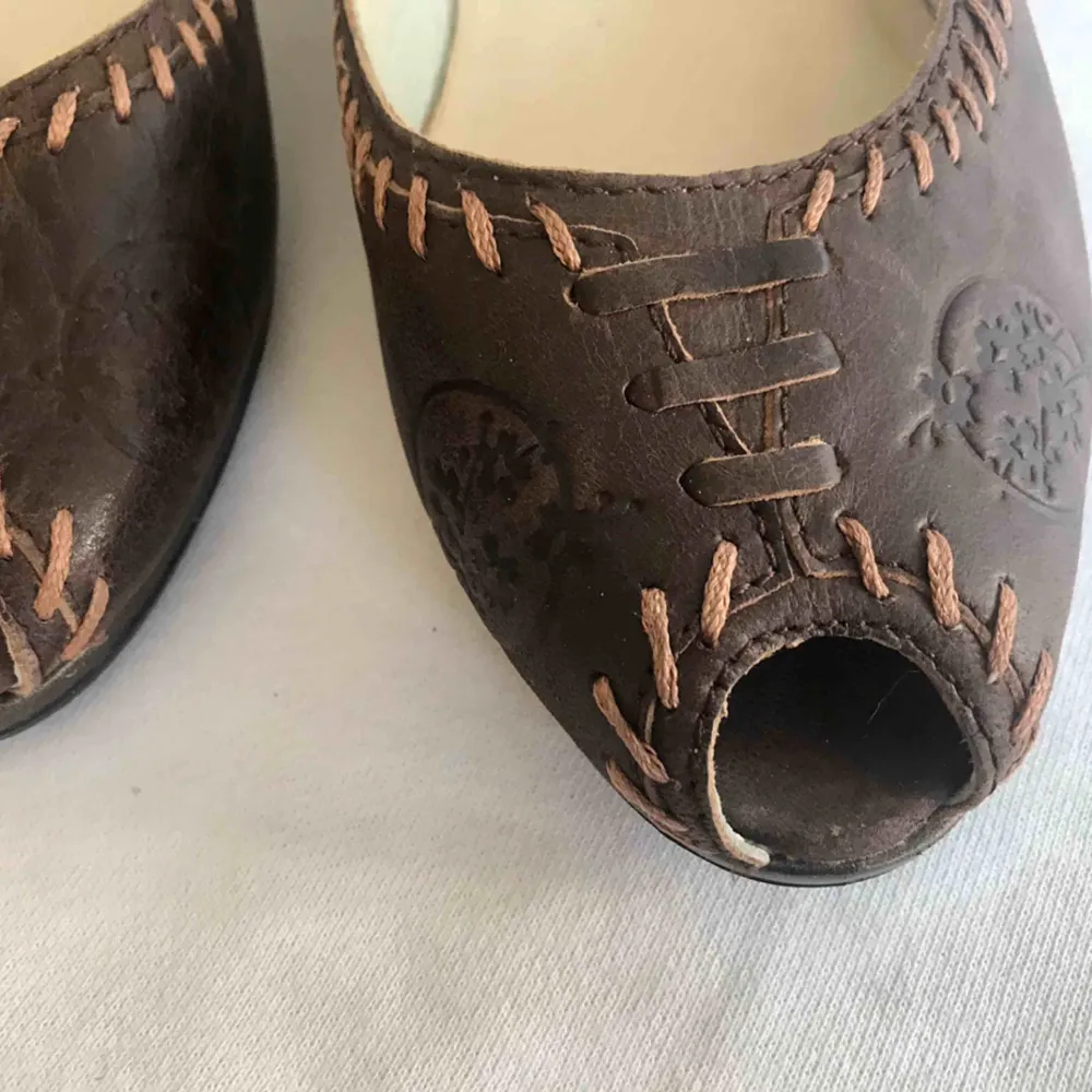 Ett par #VAGABOND skor i äkta läder med fina detaljer. Väldigt bekväma.  Säljer för 50kr  Köparen står för eventuella fraktkostnader. . Skor.