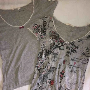  - Två Odd Molly-t shirts, 300 kr för båda (500 kr/styck i nypris). Luftig passform, men sitter som en smäck! Endast kontant, mötes upp i Sthlm. 