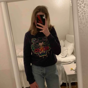  - Säljer min Kenzo tröja! Så snygg och skön. Tröjan är i ett andvänt skick och priset kan diskuteras!