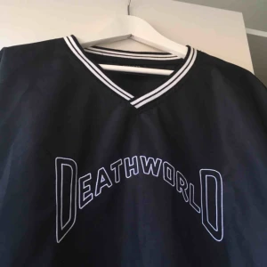  - Säljer min älskade Deathworld tröja i windbreaker material. Sparsamt använd, därmed i nästintill nyskick!   På mig som har S/M sitter den oversized.  Bud från 200 om fler är intresserade ❤️