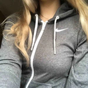  - Ziphoodie från Nike i väldigt bra skick! Köparen står för eventuell frakt 🥰