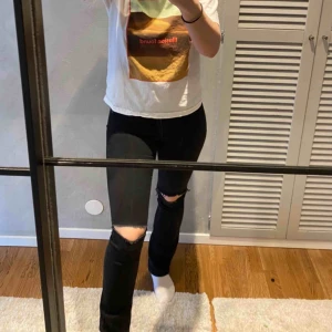  - Svarta peep bootcut från Crocker! Sitter as snyggt! Väldigt stretchiga💞 Skulle säga att dom passar 26-27 och längden 32 ungefär 