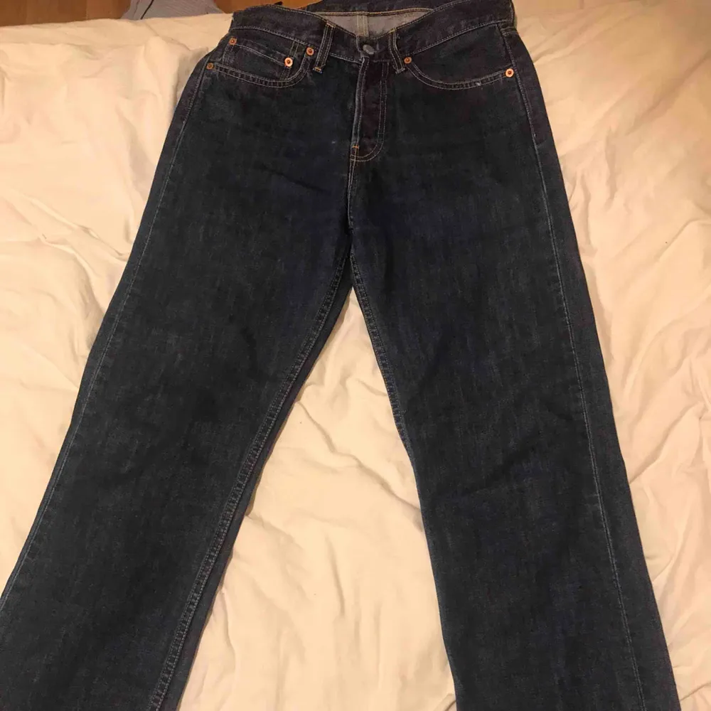Säljer ett par levis jeans, som aldrig är använda. De är i demin färg och är raka i modellen. Storlek: W29 L32  Kan mötas upp i Stockholm eller frakta, men då står köparen för frakten💞. Jeans & Byxor.