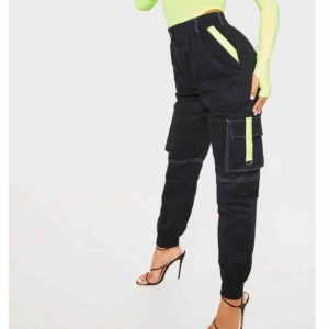  - Cargo pants från Pretty Little Thing. (Exklusive frakt)