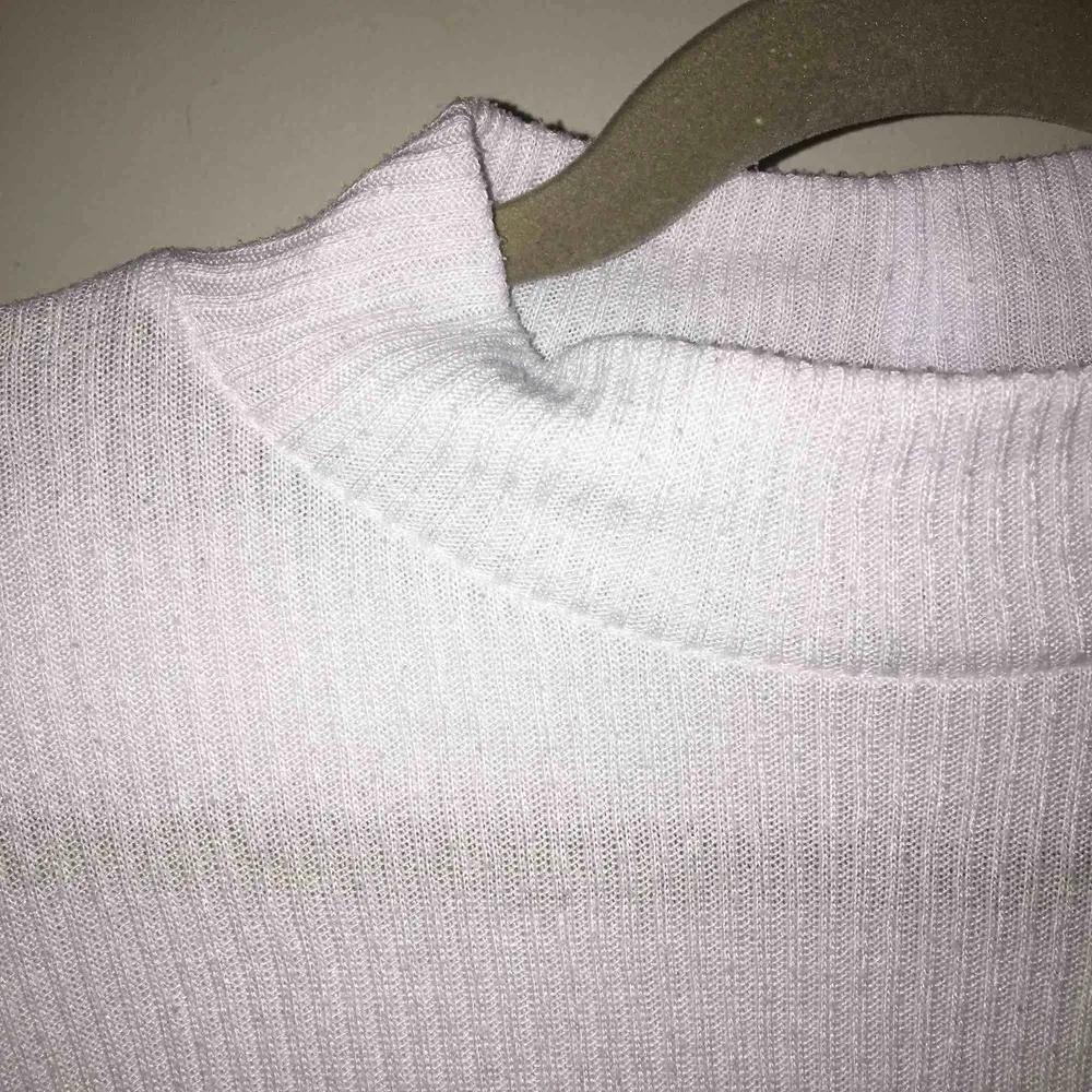 Härlig ribbad tröja från H&M DIVIDED med högre hals. Något nopprig (se bild 3). 100% polyester.  Kan mötas upp alt. skicka.. Tröjor & Koftor.