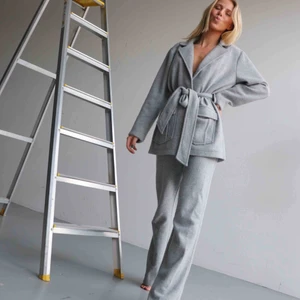  - Säljer detta från na-kd. Endast använd på dessa bilder. Frakt tillkommer 63kr Byxorna 32 (sitter som 34) blazer (34)