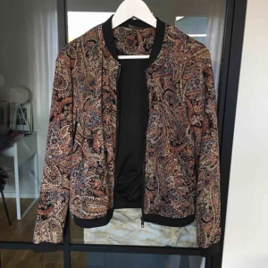 - Tunnare jacka från ONLY i storlek 36. Bra skick!