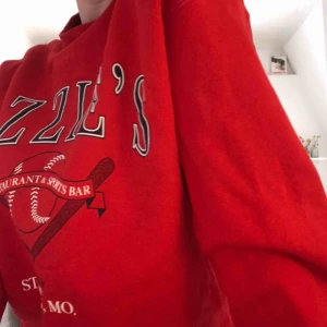  - Jag säljer en röd tröja med cool knytning på ryggen! Köparen står för frakt och betalningen sker via swish.🥰