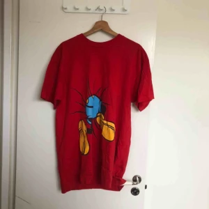  - T-shorts med Musse pigg motiv på båda sidorna. Trycket lite slitet men ser vintage ut! Från Disney på 90-talet. Snyggt oversize. Frakt tillkommer