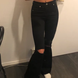 Jeans - As snygga drdenim jeans. Svarta bootcut med egengjorda hål. Säljer pga aldrig använda!! Nytt skick. Väldigt stretchiga. Jag är ca 170. Frakt tillkommer. Buda iaf det är många köpare