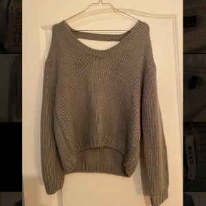 NA-KD stickad tröja  - En supersnygg stickad tröja från NA-KD i grå/grön färg med hål i ryggen, storlek M. Säljes för 170kr inkl frakt🥰