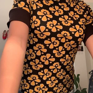 Mönstrad tröja - Mycket söt tröja med ish blommor som mönster, aldrig använd och asbra skick