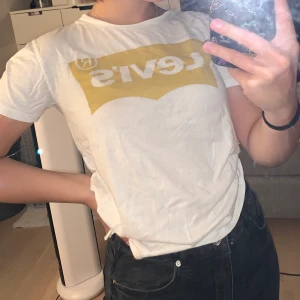 Levis t-shirt - Superfin t-shirt från Levis som inte säljs längre. Det är använd men förvånadsvärt bra skick på den💕