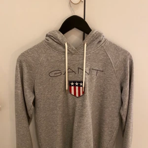 Gant hoodie - Säljer denna Gant hoodien! Helt oanvänd och ser helt ny ut! Nypris 900 kr🥰🥰