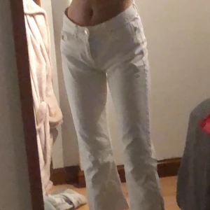 Jeans men slits från zara! - Jättefina jeans med slits som jag klippt av för länge sen eftersom att dom var för långa men nu är dom för korta på mig tyvärr. Är 164 men med långa ben! 