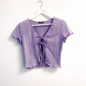 Söt kofta/topp - Supersöt helt oöppnad topp, säljer då jag råka beställa 2 (min egna som är öppnad och skrynklig, den andra är orörd). Storlek L men passar mer som en M. Spårbar frakt på 63 kr tillkommer