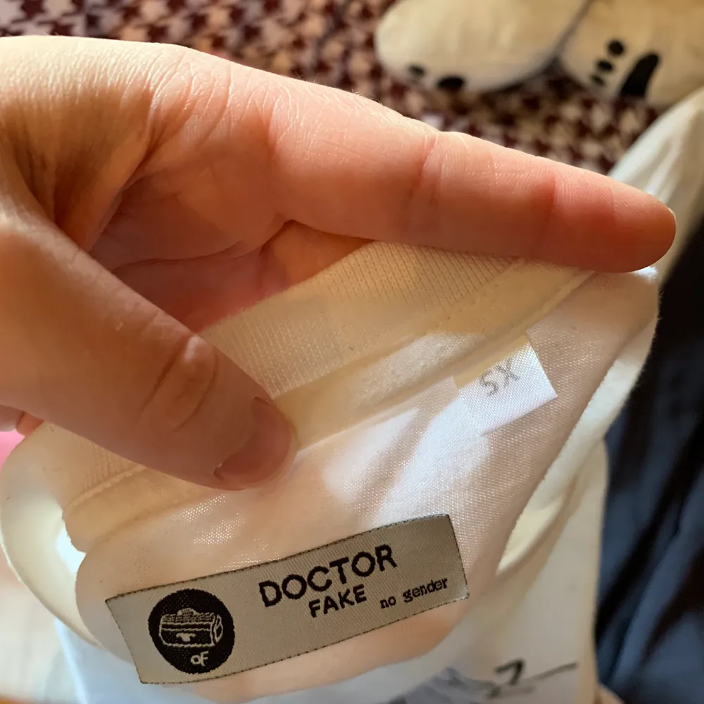 Tröja från Dr Fake, med trycket ”i wear this coz gucci is mainstream”, nypris 400. Strl XS, men skulle säga att den är lite stor i storleken. Frakt kostar 63kr. T-shirts.