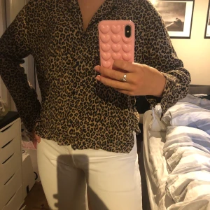 Leopardskjorta  - superfin skjorta med leopardmönster från Pull and bear i strl M, frakt tillkommer!!