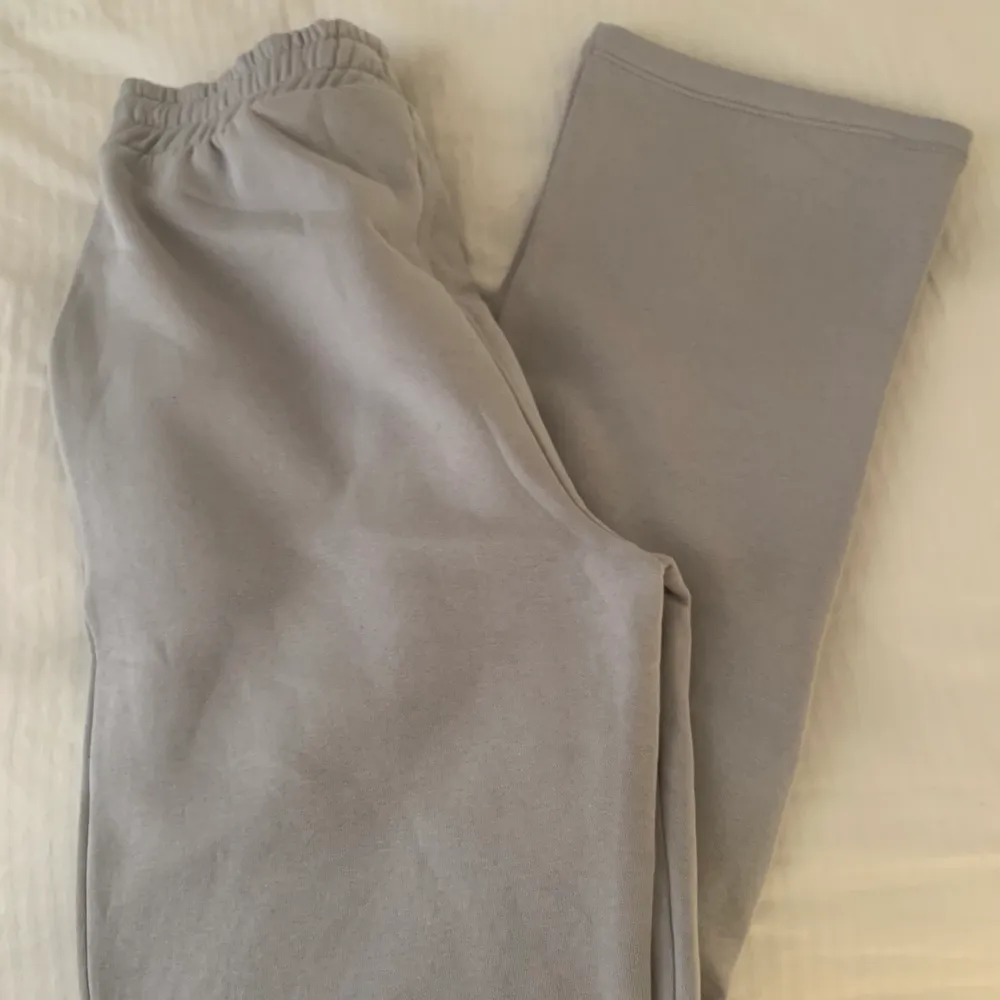 LXA sweatpants och cropped sweatshirt i färgen light grey, storlek M på båda delarna. Säljer pga fel storlek så inte ens provade och lapparna kvar. 450kr för tröjan och 600kr för byxorna. Ihop 1050kr och köparen står för fraktkostnad.. Tröjor & Koftor.