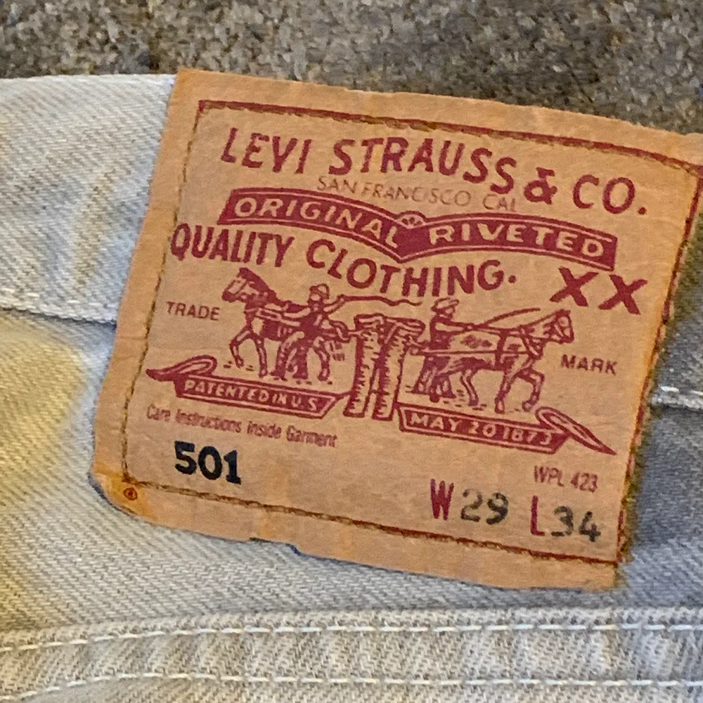 Säljer dessa as snygga jeans från levis, köpta i en vintage butik i Madrid, säljer för dom kommer inte till användning tyvärr!!(Endast använda 1 gång av mig) om fler intresserade får ni buda❤️❤️ kolla kommentarerna för mer info om storleken.. Jeans & Byxor.