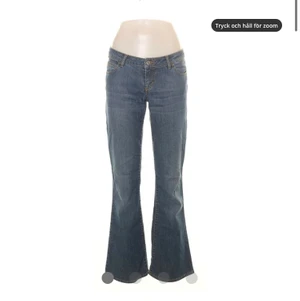 miss sixty jeans - SÅ snygga byxor som jag tyvärr måste sälja pga för korta för mig (är 176.5) det är min syster på bilden!!! (som är 168-170cm o brukar ha storlek W26 L32) köpta på sellpy! bästa modellen!!! innebenslängd ca 80cm midja 85cm :) tänk på att de sitter på höfterna så midjemåttet blir på höfterna<3