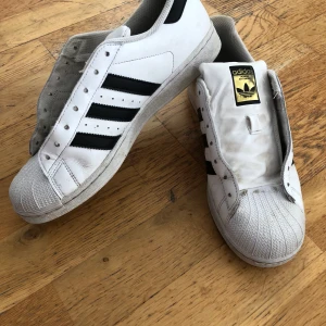 Adidas - Adidas skor, storlek 41,1 (det är små i storleken) vita snören följer med💕 frakten är 66kr 