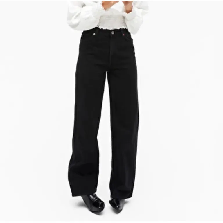 Svarta Yoko jeans från monki i storlek 24. Något urtvättade annars inga fel på dom. Köparen står för frakt, priset kan diskuteras! Kan skicka fler bilder! . Jeans & Byxor.