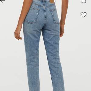 Säljer dessa jeans från Hm. Väldigt fina men är tyvärr för små. Skulle mer säga att den är 36. Ord. Pris 249 kr. Prislappen är kvar. Frakt tillkommer på ca 63 kronor 