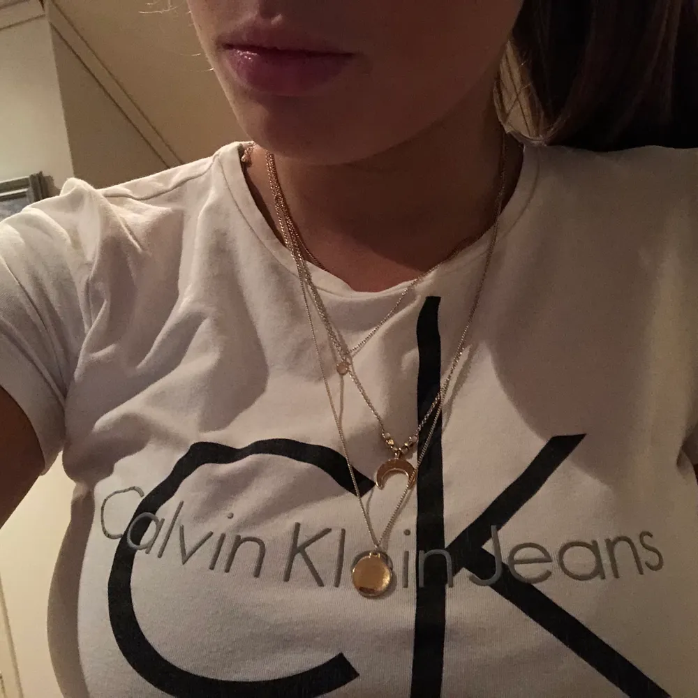 Säljer denna vita Calvin Klein T-shirt (ÄKTA) eftersom den är köpt för flera år sedan och har växt ur den. Inte mycket använd. . T-shirts.