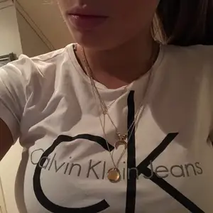 Säljer denna vita Calvin Klein T-shirt (ÄKTA) eftersom den är köpt för flera år sedan och har växt ur den. Inte mycket använd. 