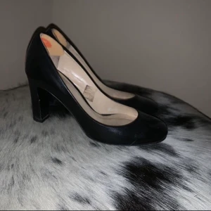 MARZIO klackskor - Klackar i storlek 37 från MARZIO i äkta läder (svarta) Skönashe klackarna!!