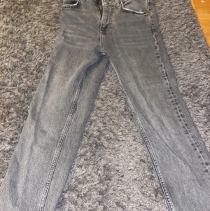 Ljusgrå jeans - Säljer mina ljusgrå jeans från zara i storlek 32