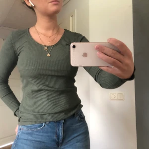 Mörkgrön tröja - Säljer denna fina mörkgröna tröja. Så gott som ny! Står ej storlek men skulle säga att den är i M/S. 