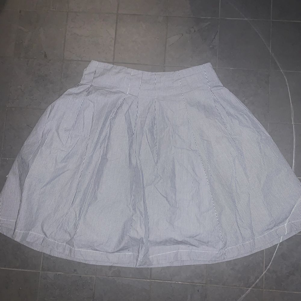 Supersöt knälång kjol från okänt märke (frk.) i strl 38 säljs då den är förstor för mig. Den är i skjortmaterial med små små ränder i vit och mörkgrå/svart. Pris exkl frakt. Kjolar.