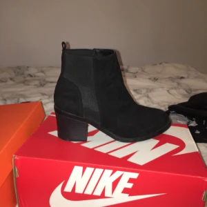 Skor med liten klack - Jätte fina skor i strl 38,5 säljer pga dem inte kommer till användning 