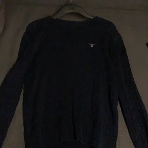 Gant kavelstickad tröja - Mörkblå Gant tröja. Perfekt för dig som är runt 160-170