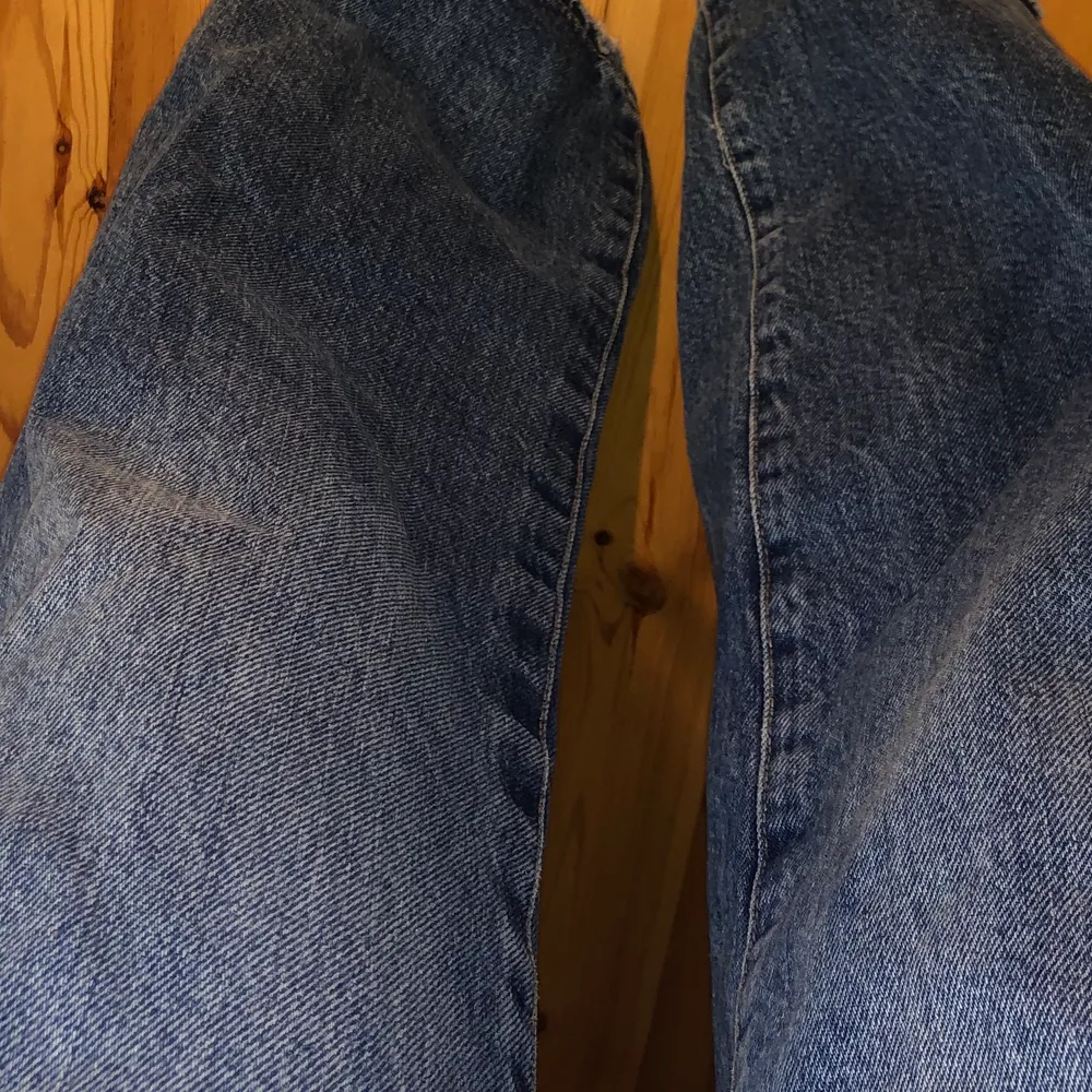 Blå högmidjade vida jeans från Gina tricot! Använda 3 gånger, som nya. Frakt tillkommer på 63 kr. Hör av er vid intresse 💙. Jeans & Byxor.