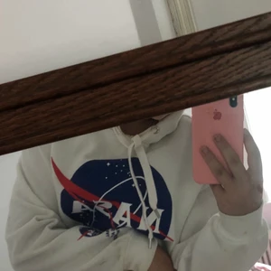 Vit nasa hoddie - En vit nasa hoddie bara testad