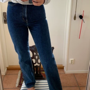 HELT NYA - Från weekday strl 26/32, längden är lång på mig som är 176!! Denna storlek är slutsåld på hemsidan. Dem är helt nya med lapp kvar, endast testade här hemma. Missade sista returneringsdatumet. Skriv vid för bilder eller intresse 🥰