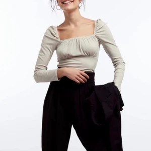 Beige fin topp - Superfin tröja från Gina i strl xxs men passar xs, köpte för nån månad sen men sparsamt använd, slutsåld på hemsidan. 100 kr och köparen står för frakt🥰