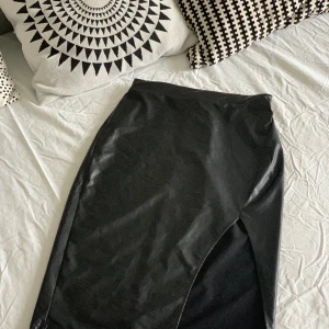 Kjol  - Oanvänd läder kjol från SHEIN. Tunn och skön att ha på sig! 