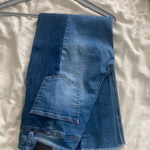 Ett par jättesnygga jeansbyxor som bara används en gång pågrund av att storleken var för liten , storlek 36 och är väldigt bra material , säljer för 100 kronor