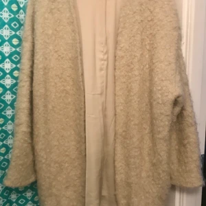 H&M jacka - Jacka från H&M i ullblandning, utan knäppning. Inköpt 2014 och fortfarande hel och ren i fint skick. Inte använts på några år.