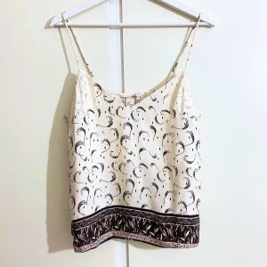 Linne från H&M - Supersöt linne från H&M. Helt ny med prislappar kvar. Storlek 38. Säljer för 50 kr. 