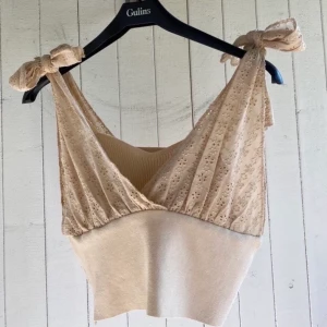 Beige topp från Zara - Beig topp från zara. Köpt här på plick men inte riktigt min still! 