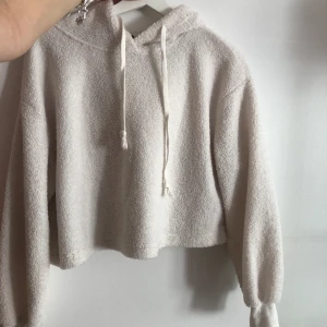 Teddy hoodie - Aldrig använd. Storlek Small. Köparen står för frakten men kan även mötas upp i Gbg. Oversized passform.