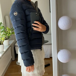 Colmar jacka - marinblå 🥰 - Hej säljer min colmar jacka , om ni vill ha bättre bilder är det bara att fråga ( mörkblå ) har ett litet hål i ena fickan vid dragkedjan (kan skicka bild) och på ärmen har bild på de också